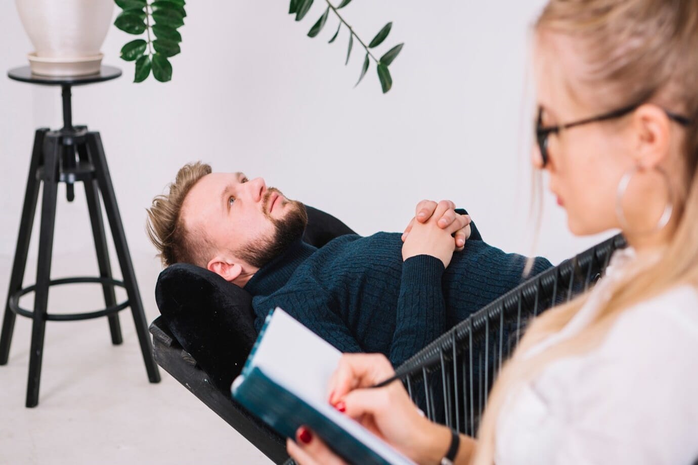 close-up-female-psychologist-writing-down-notes-therapy-with-her-male-patient_23-2148036629