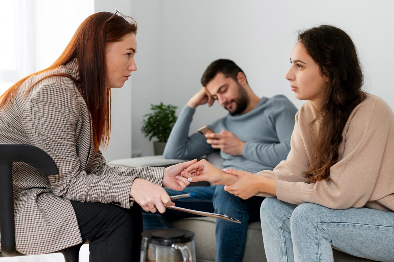 medium-shot-couple-discussing-therapy_23-2149220293